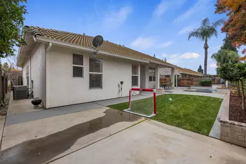 Exterior - 2067 Robin Hood Ln, Merced, CA 95340 photo 7 of 8