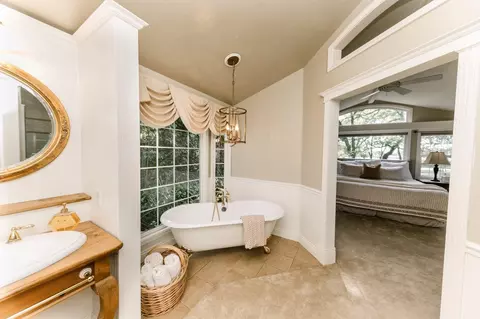 Bath - 7530 Rasmussen Rd, Loomis, CA 95650 photo 4 of 7
