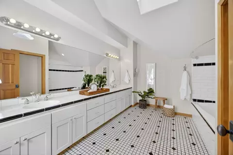 Bath - 16096 Perimeter Rd, Grass Valley, CA 95949 photo 4 of 4