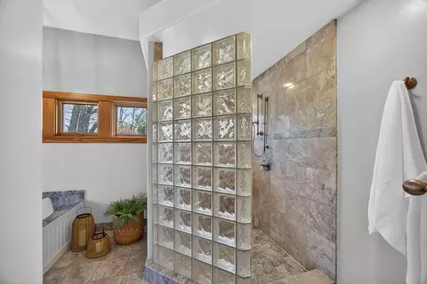 Bath - 16096 Perimeter Rd, Grass Valley, CA 95949 photo 2 of 4