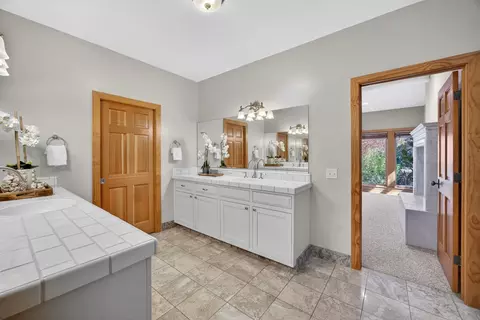Bath - 16096 Perimeter Rd, Grass Valley, CA 95949 photo 1 of 4