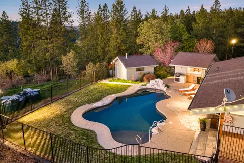 Exterior - 984 Crestview Dr, Murphys, CA 95247 photo 7 of 14