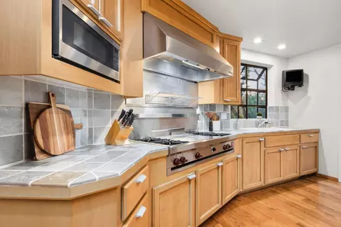 Kitchen - 984 Crestview Dr, Murphys, CA 95247 photo 3 of 5