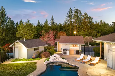 Exterior - 984 Crestview Dr, Murphys, CA 95247 photo 6 of 14