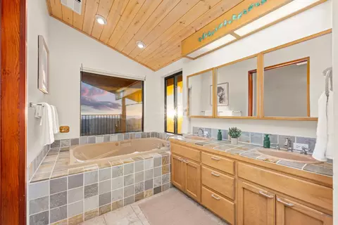 Bath - 984 Crestview Dr, Murphys, CA 95247 photo 1 of 4