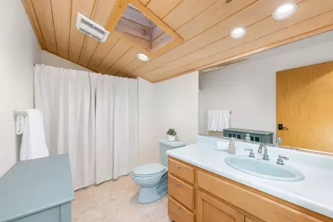 Bath - 984 Crestview Dr, Murphys, CA 95247 photo 3 of 4