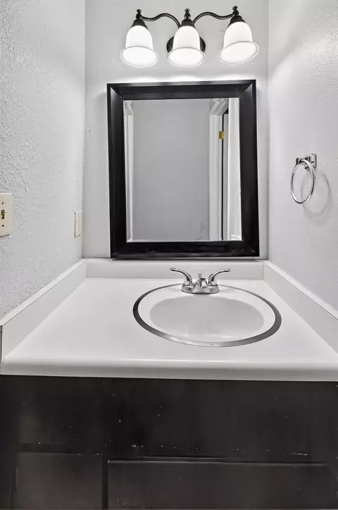 Bath - 1754 Merced Ave, Merced, CA 95341 photo 2 of 5