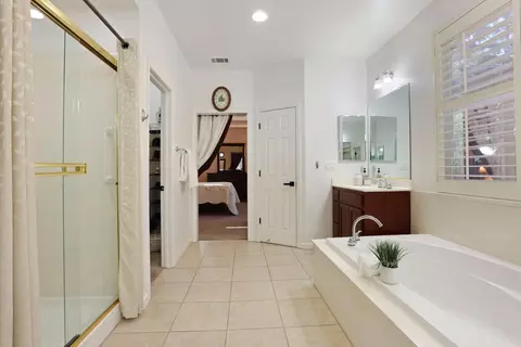 Bath - 1583 Roger Dr, Tracy, CA 95304 photo 4 of 7