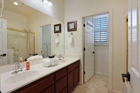 Bath - 1583 Roger Dr, Tracy, CA 95304 photo 7 of 7
