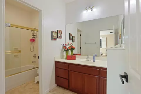 Bath - 1583 Roger Dr, Tracy, CA 95304 photo 5 of 7