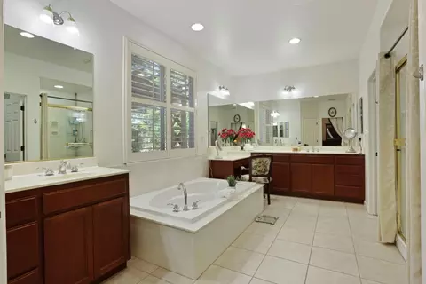 Bath - 1583 Roger Dr, Tracy, CA 95304 photo 2 of 7