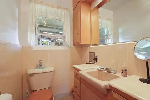 Bath - 4678 E Woodbridge Rd, Acampo, CA 95220 photo 1 of 5