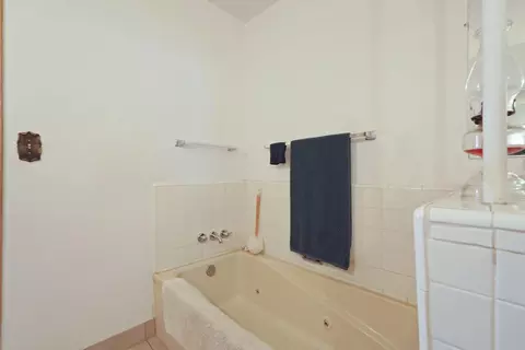 Bath - 4678 E Woodbridge Rd, Acampo, CA 95220 photo 4 of 5