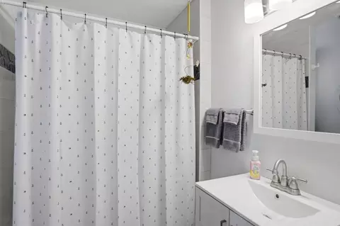 Bath - 891 Manila Rd, Lathrop, CA 95330 photo 1 of 7