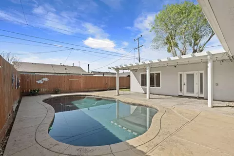 Exterior - 916 6th St, Ripon, CA 95366 photo 2 of 6