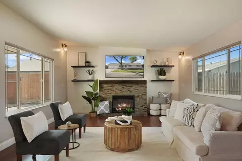 Living - 916 6th St, Ripon, CA 95366 photo 2 of 4