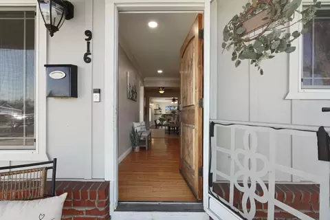 Entry Way - 916 6th St, Ripon, CA 95366 photo 1 of 3