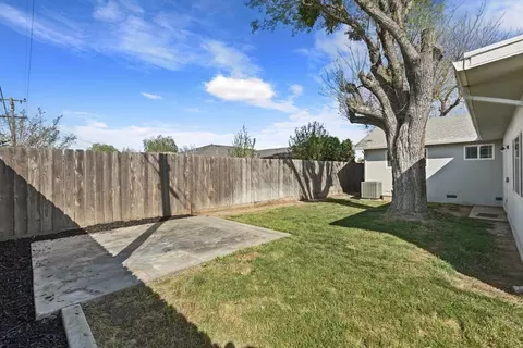 Exterior - 916 6th St, Ripon, CA 95366 photo 5 of 6