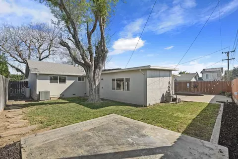 Exterior - 916 6th St, Ripon, CA 95366 photo 3 of 6