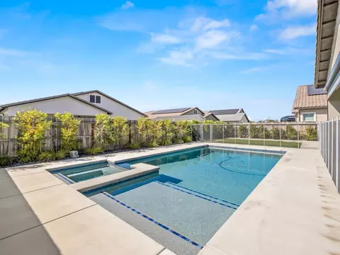 Exterior - 1734 N Park Ave, Clovis, CA 93619 photo 5 of 11