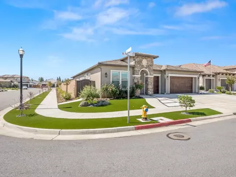Exterior - 1734 N Park Ave, Clovis, CA 93619 photo 3 of 11