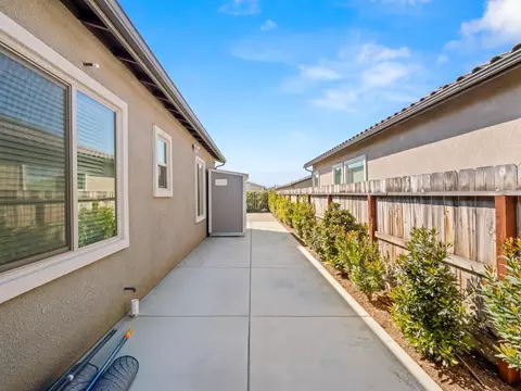 Exterior - 1734 N Park Ave, Clovis, CA 93619 photo 10 of 11