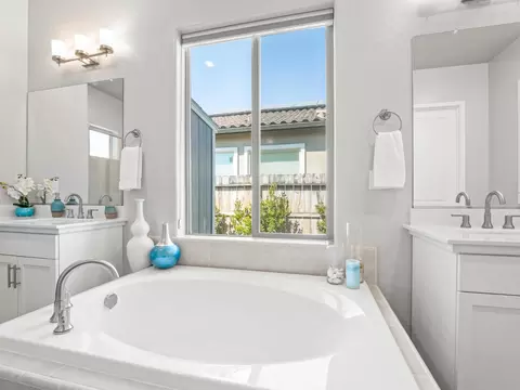 Bath - 1734 N Park Ave, Clovis, CA 93619 photo 8 of 8