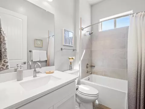 Bath - 1734 N Park Ave, Clovis, CA 93619 photo 1 of 8