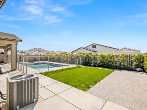 Exterior - 1734 N Park Ave, Clovis, CA 93619 photo 9 of 11