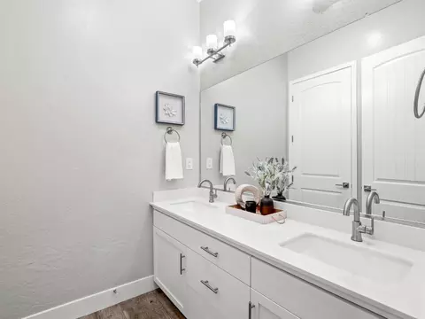 Bath - 1734 N Park Ave, Clovis, CA 93619 photo 2 of 8