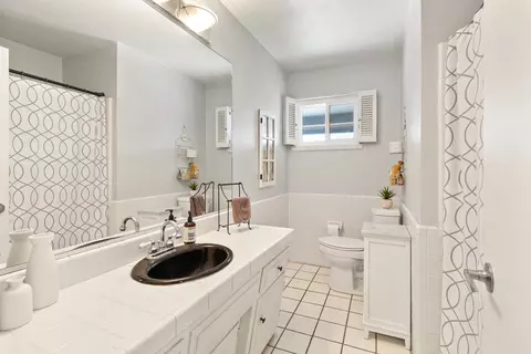 Bath - 2032 Mission Ave, Carmichael, CA 95608 photo 3 of 4