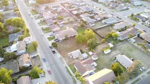1319 F St, Livingston, CA 95334