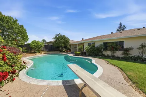 Exterior - 6319 Saint James Dr, Carmichael, CA 95608 photo 11 of 13
