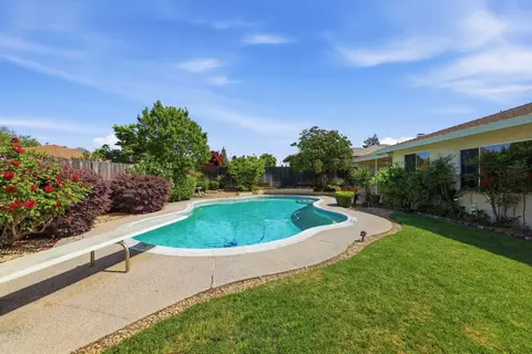 Exterior - 6319 Saint James Dr, Carmichael, CA 95608 photo 10 of 13