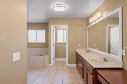 Entry Way - 637 Rebekah Ct, Ripon, CA 95366 photo 10 of 11
