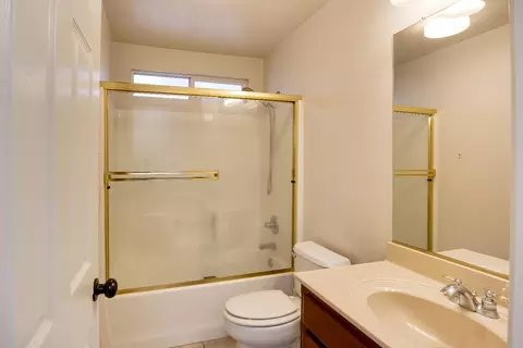 Bath - 637 Rebekah Ct, Ripon, CA 95366 photo 3 of 4