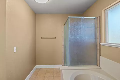 Bath - 637 Rebekah Ct, Ripon, CA 95366 photo 4 of 4