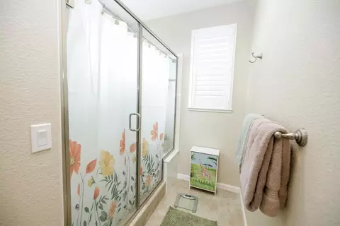 Bath - 1521 Deborah Cir, Escalon, CA 95320 photo 2 of 5