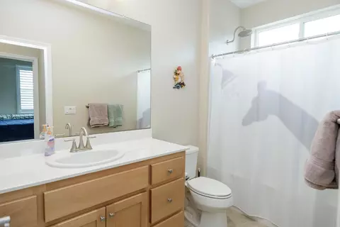 Bath - 1521 Deborah Cir, Escalon, CA 95320 photo 4 of 5
