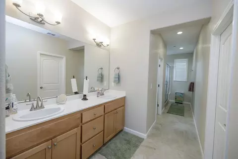 Entry Way - 1521 Deborah Cir, Escalon, CA 95320 photo 5 of 6