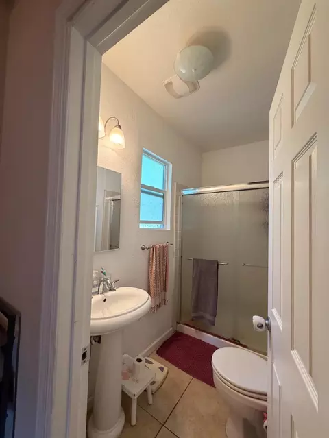 Bath - 33 Kneeland St, Colfax, CA 95713 photo 1 of 2