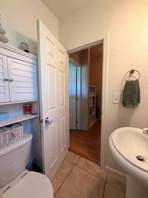 Bath - 33 Kneeland St, Colfax, CA 95713 photo 2 of 2