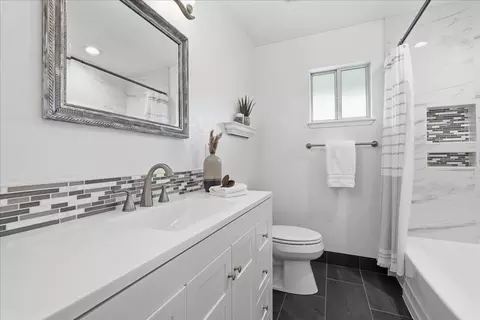 Bath - 5637 Kiva Dr, Carmichael, CA 95608 photo 2 of 3