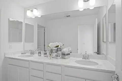 Bath - 1582 Ivy Ln, Tracy, CA 95376 photo 5 of 6