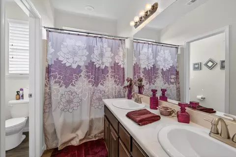 Bath - 1708 Feathers Ct, Hughson, CA 95326 photo 1 of 3
