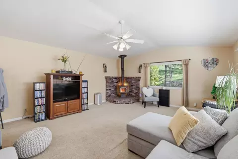 Living - 6637 Baralee Ln, Placerville, CA 95667 photo 2 of 4