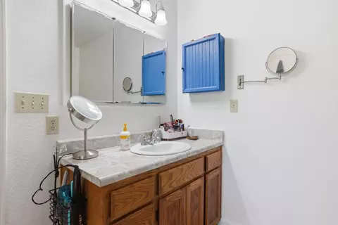 Bath - 6637 Baralee Ln, Placerville, CA 95667 photo 3 of 4
