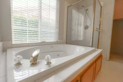 Bath - 785 Kinglet Ct, Merced, CA 95340 photo 2 of 4