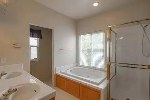 Bath - 785 Kinglet Ct, Merced, CA 95340 photo 1 of 4