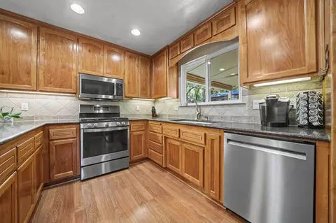 Kitchen - 16270 Meadow View Rd, Sutter Creek, CA 95685 photo 3 of 4
